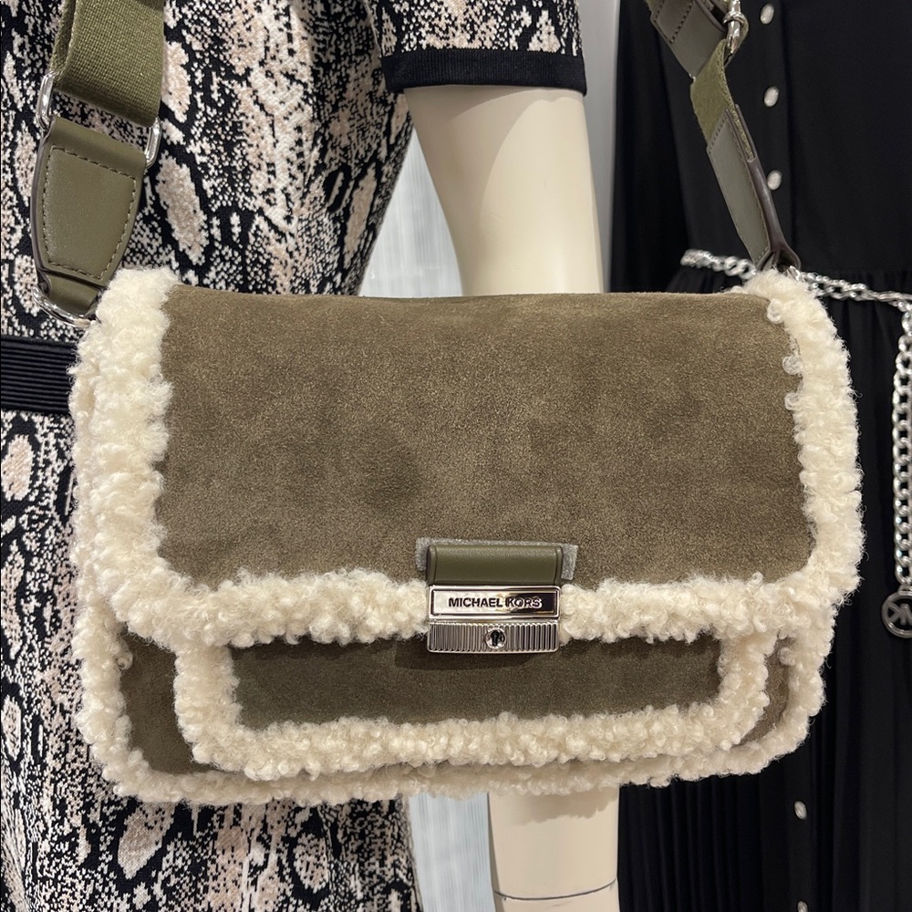 MICHAEL KORS Bradshaw Medium Suede and Faux Shearling Messenger Bag
Olive
NWT
L - Picture 12 of 16